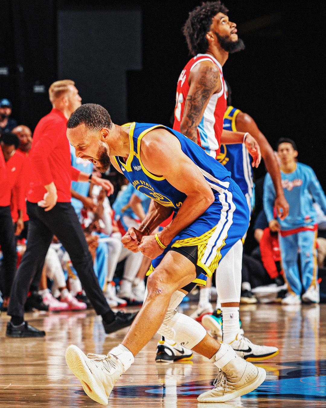 勇士碾压雄鹿，德罗赞状态火热